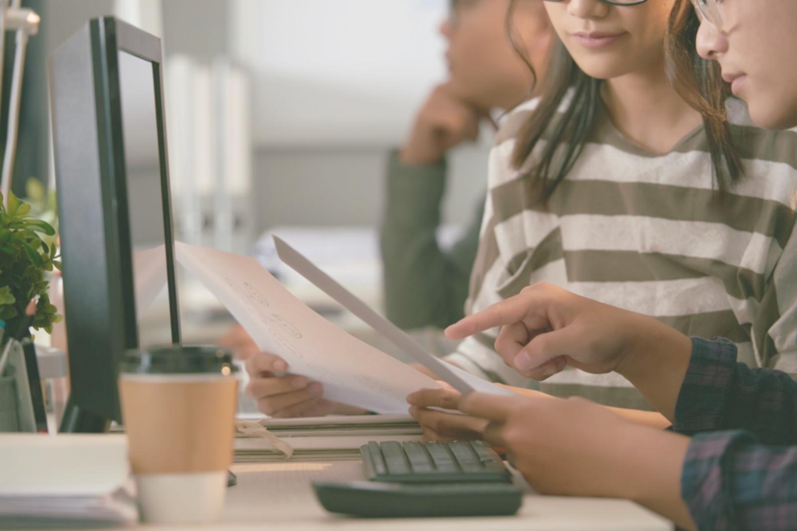 Espacio de trabajo organizado con documentos financieros